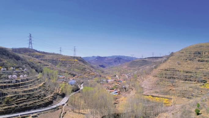 山村风光与电力铁塔梯田村落的自然景观