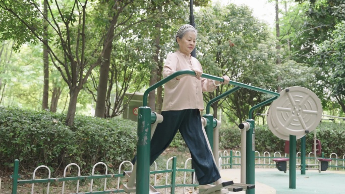 老年人在公园锻炼身体
