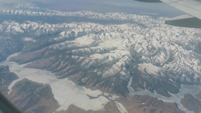 飞机上俯拍雪山
