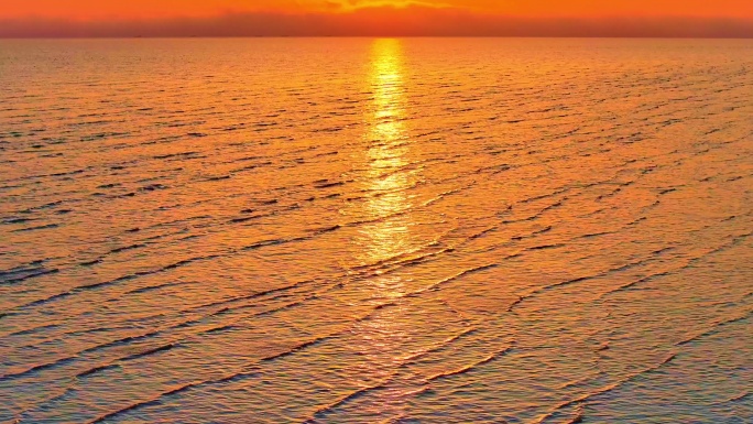 日落夕阳下的金色海浪