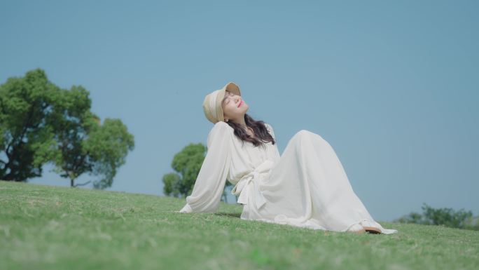 美女草地奔跑