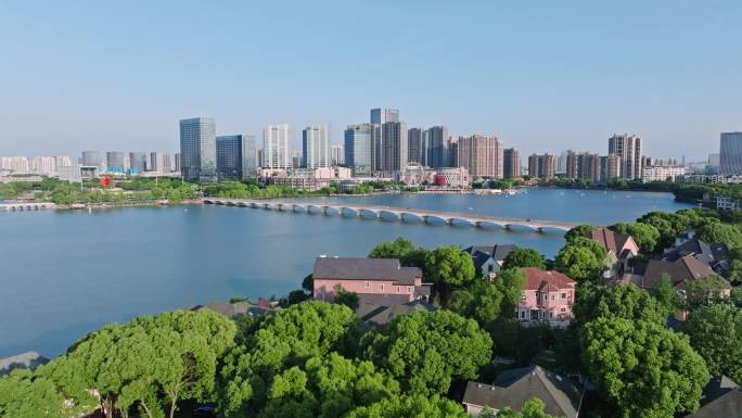 南京江宁百家湖环境优美的现代商圈
