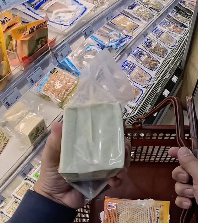 在超市购物