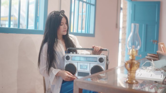 女孩玩转老式录音机