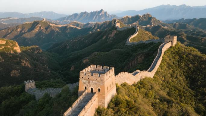 俯瞰蜿蜒长城——历史与山脉的壮美交融