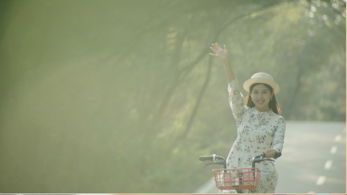 阳光下骑行的女孩