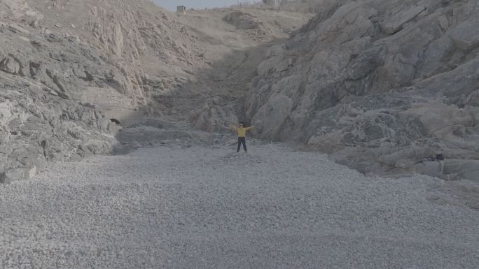 航拍威海靖子头鹅卵石海滩黄色冲锋衣飞手