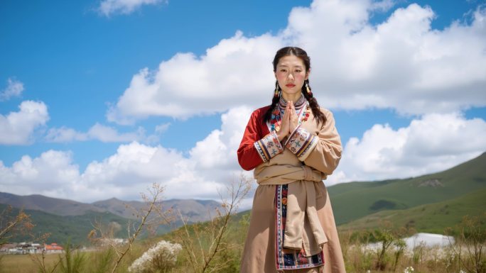 雪山下的风情藏族姑娘藏族服饰