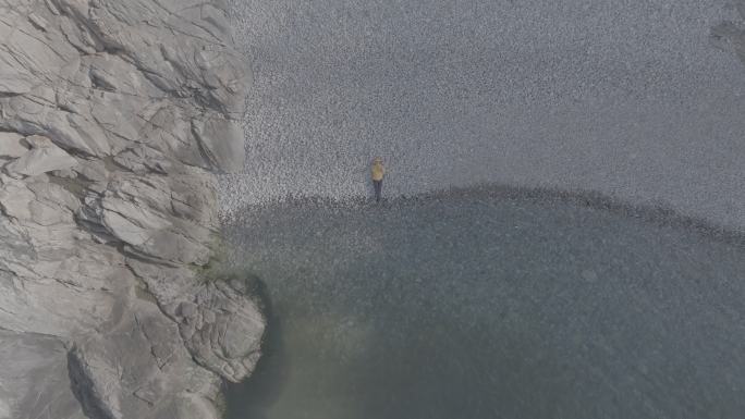 航拍威海靖子头鹅卵石海滩黄色冲锋衣飞手