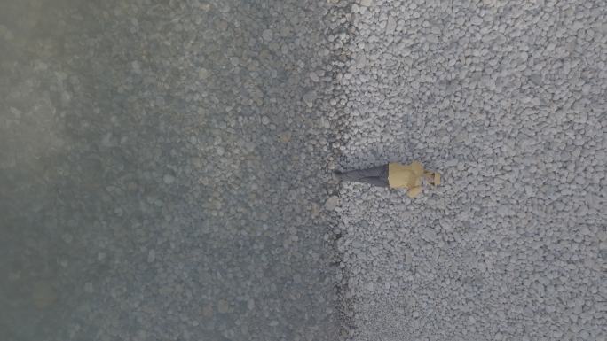 航拍威海靖子头鹅卵石海滩黄色冲锋衣飞手
