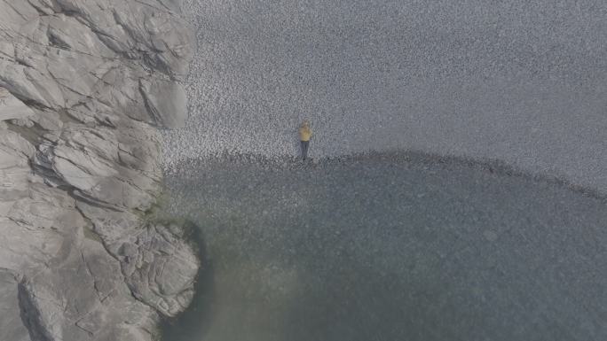 航拍威海靖子头鹅卵石海滩黄色冲锋衣飞手