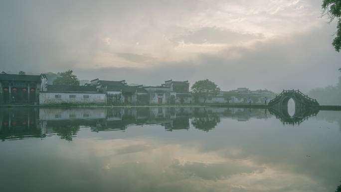 晨雾中的水墨宏村