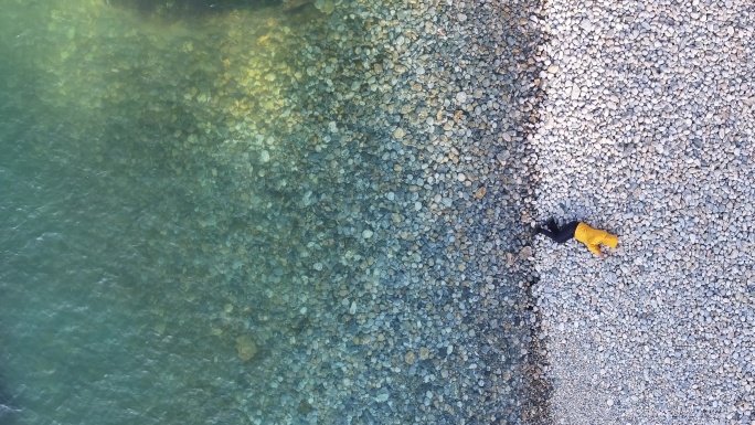 航拍威海靖子头鹅卵石海滩黄色冲锋衣飞手