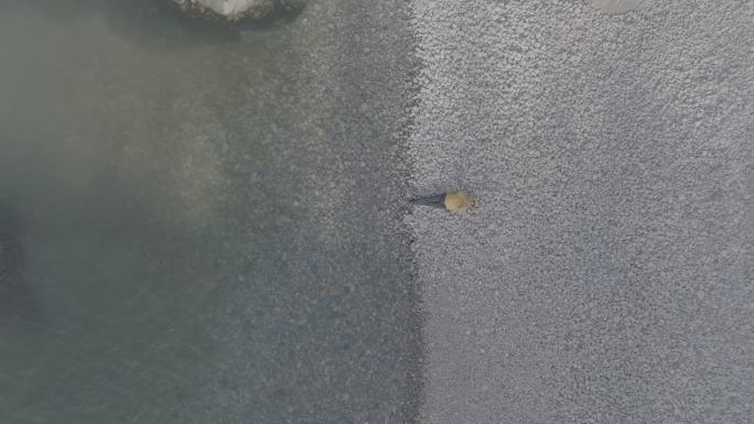 航拍威海靖子头鹅卵石海滩黄色冲锋衣飞手