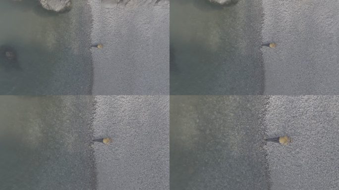 航拍威海靖子头鹅卵石海滩黄色冲锋衣飞手