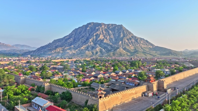 航拍古城墙外的山峦