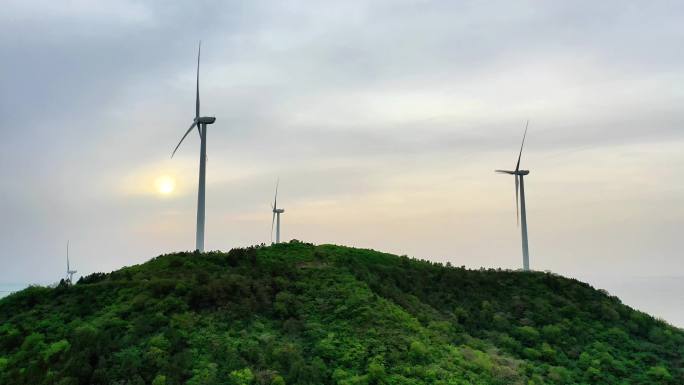 绿色山峦上的风力发电场