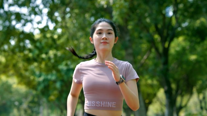 活力女性户外跑步运动