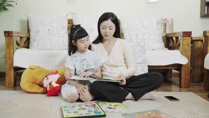 妈妈和女儿温馨阅读绘本的亲子时光