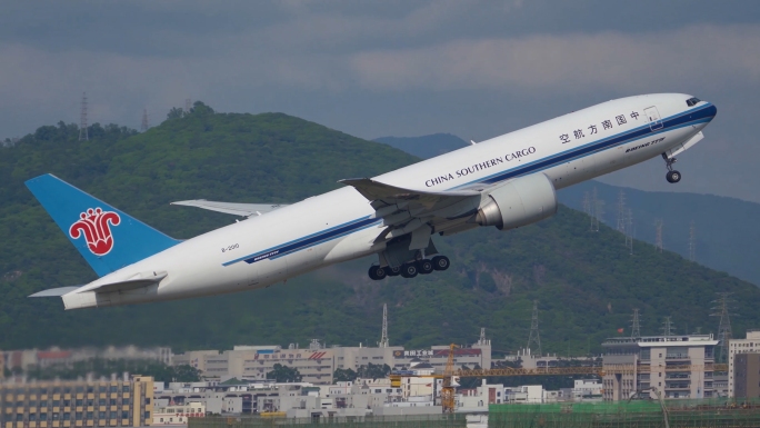 中国南方航空 波音777货云飞机起飞