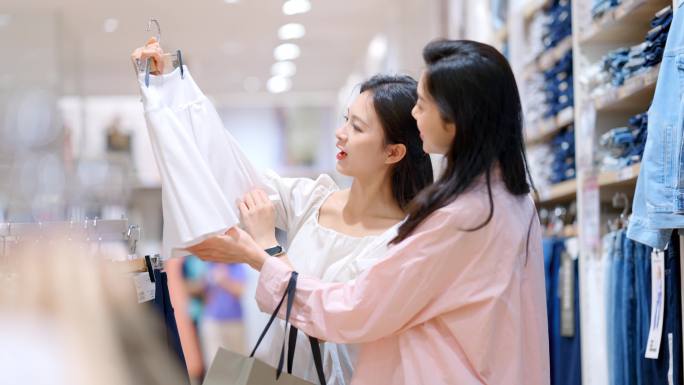 闺蜜逛街购物买衣服