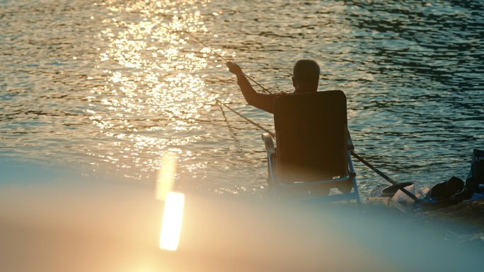 夕阳湖畔波光粼粼的湖水休闲垂钓