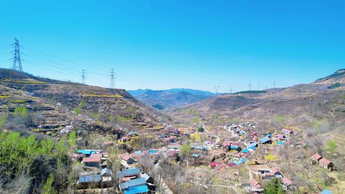 春日山村风光航拍山间村落电力线路景观