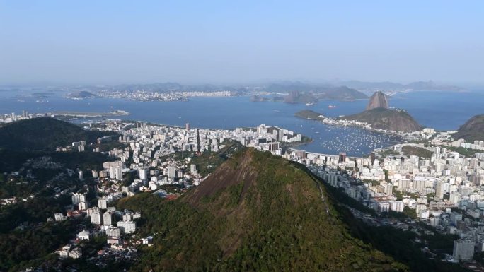 里约热内卢的海岸线和糖面包山在晴朗的日子里的鸟瞰图。