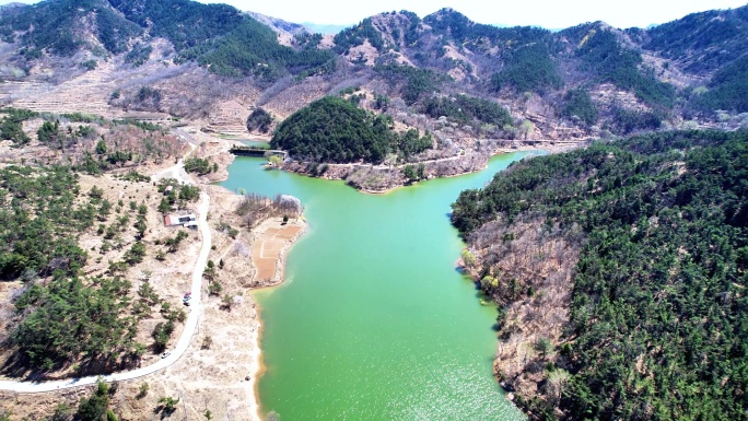 山间河流航拍景观绿色河流蜿蜒流淌
