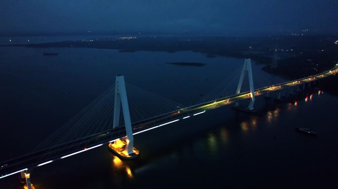 夜幕下的城市桥梁景观