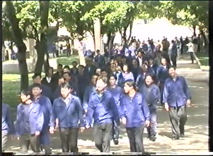 8090年代国企工人车间干活场景