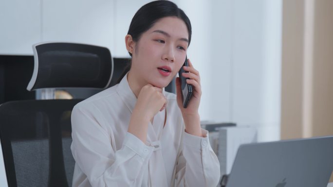 办公室打电话的女领导