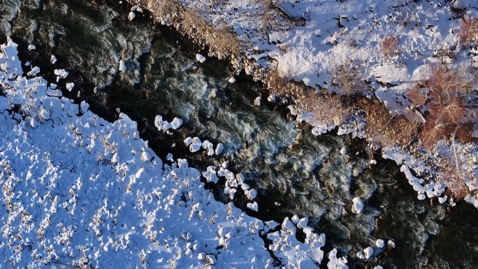 新疆阿勒泰冰雪河流航拍景观4K