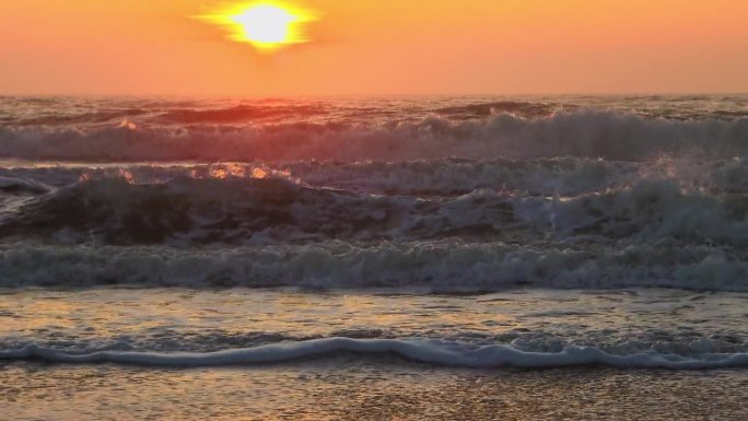 海浪在西尔特岛的兰图姆北海海滩上翻滚，夕阳下的美景。