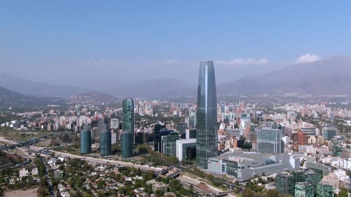 智利圣地亚哥的鸟瞰图，金融区现代建筑的白天景象。