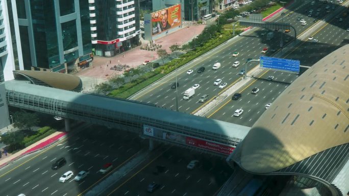 迪拜繁忙的高速公路，带有指示标志。