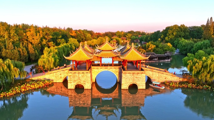 夕阳下的瘦西湖五龙桥美景