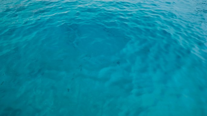 清澈透亮的海面海水波纹
