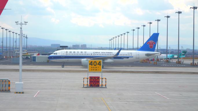 飞机地面驶过 天山机场 南方航空
