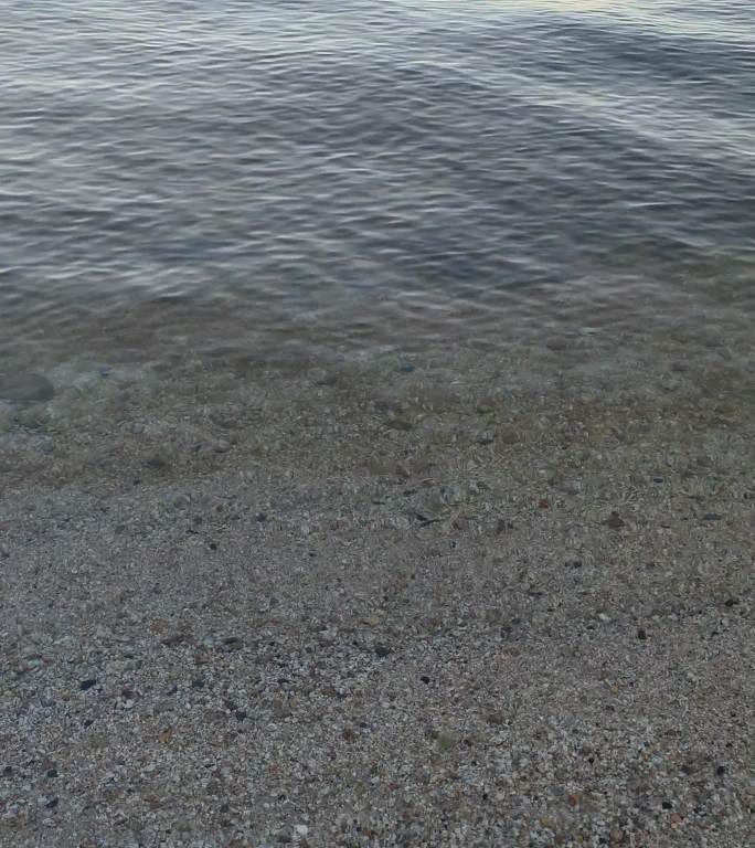 清澈见底平静湖水拍打岸边声音竖版背景视频