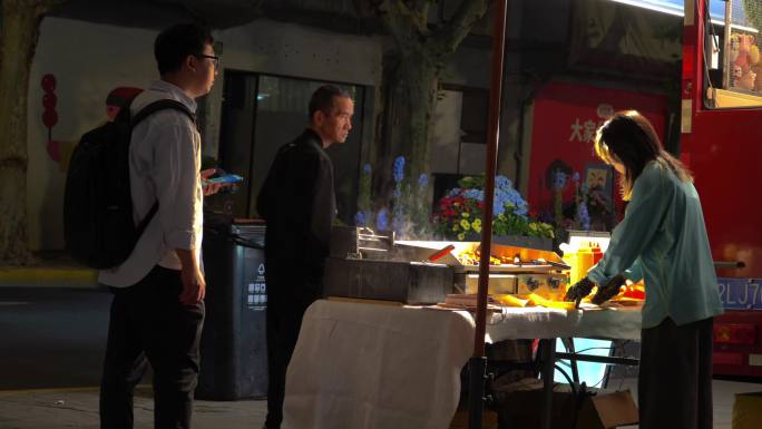 五一晚上上海小红书总部复兴广场繁忙夜市