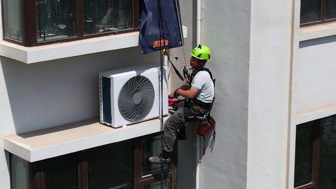 空调安装工人楼外作业