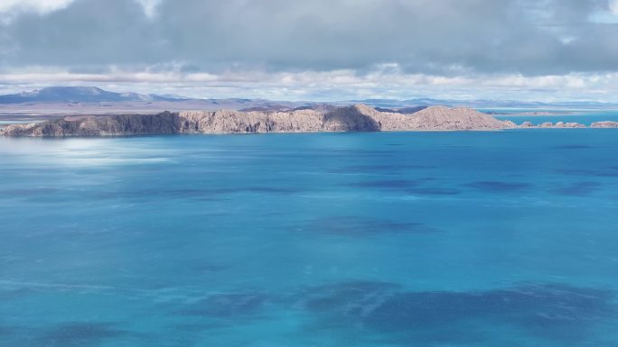 4k宁静湖面山景风光航拍
