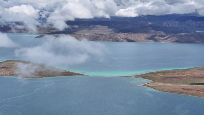 4K航拍视角下的高原湖泊云雾缭绕