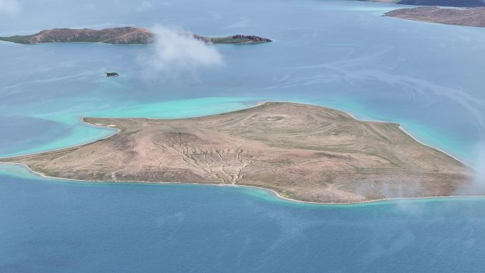 4K航拍视角下的高原湖泊云雾缭绕