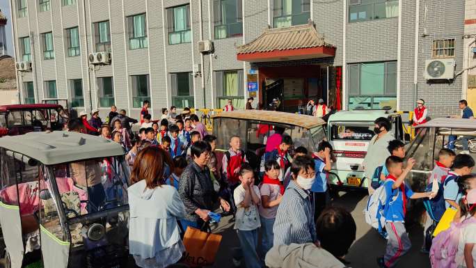 小学生放学 学生放学