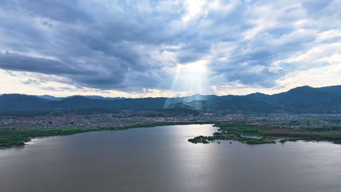 云南旅游风景剑湖丁达尔效应阳关穿透云层