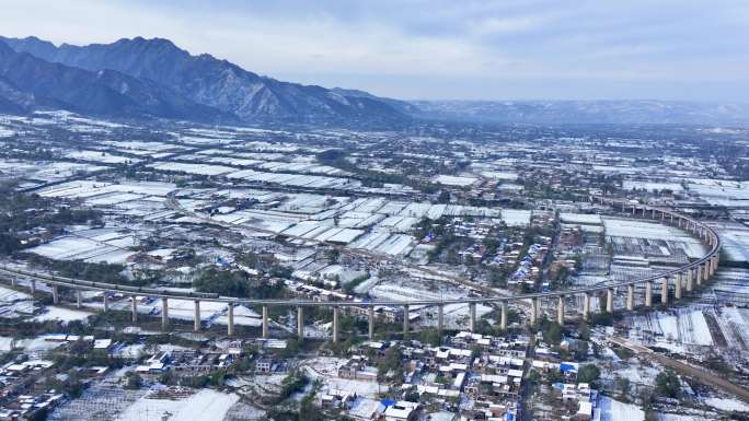 雪后中国铁路客运列车行驶在弯道上大场景