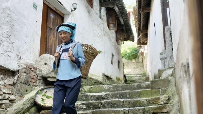 艾丽莎拍摄一组少数民族姑娘小镇生活