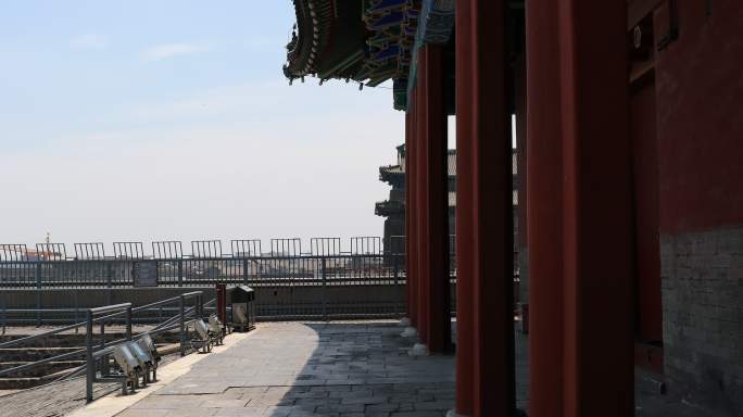 北京前门城楼红墙廊道光影